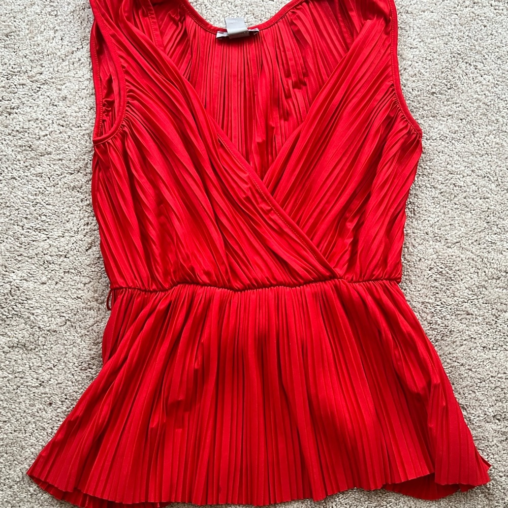 Sleeveless pleated top
